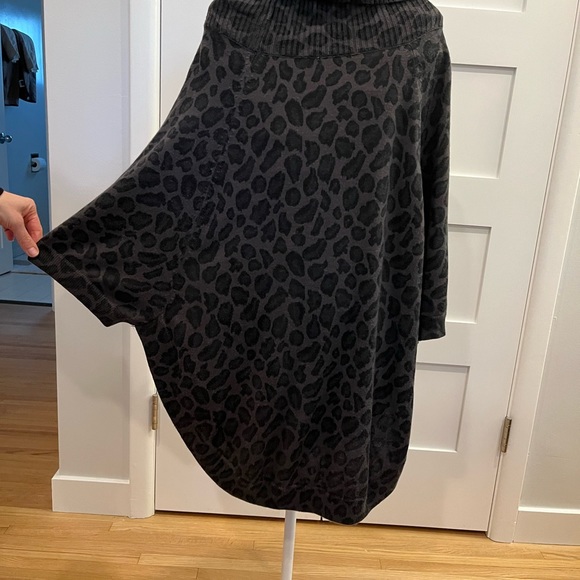 Bat winged oversized cheetah sweater - Picture 2 of 4